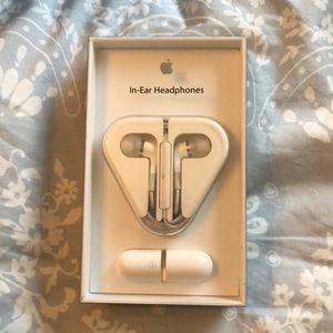 BRAND NEW APPLE IN-EAR HEADPHONES